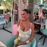 穿上性感情趣内衣的女人