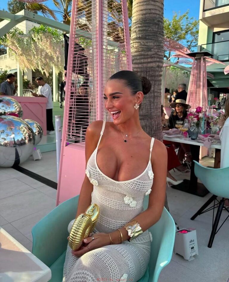 穿上性感情趣内衣的女人