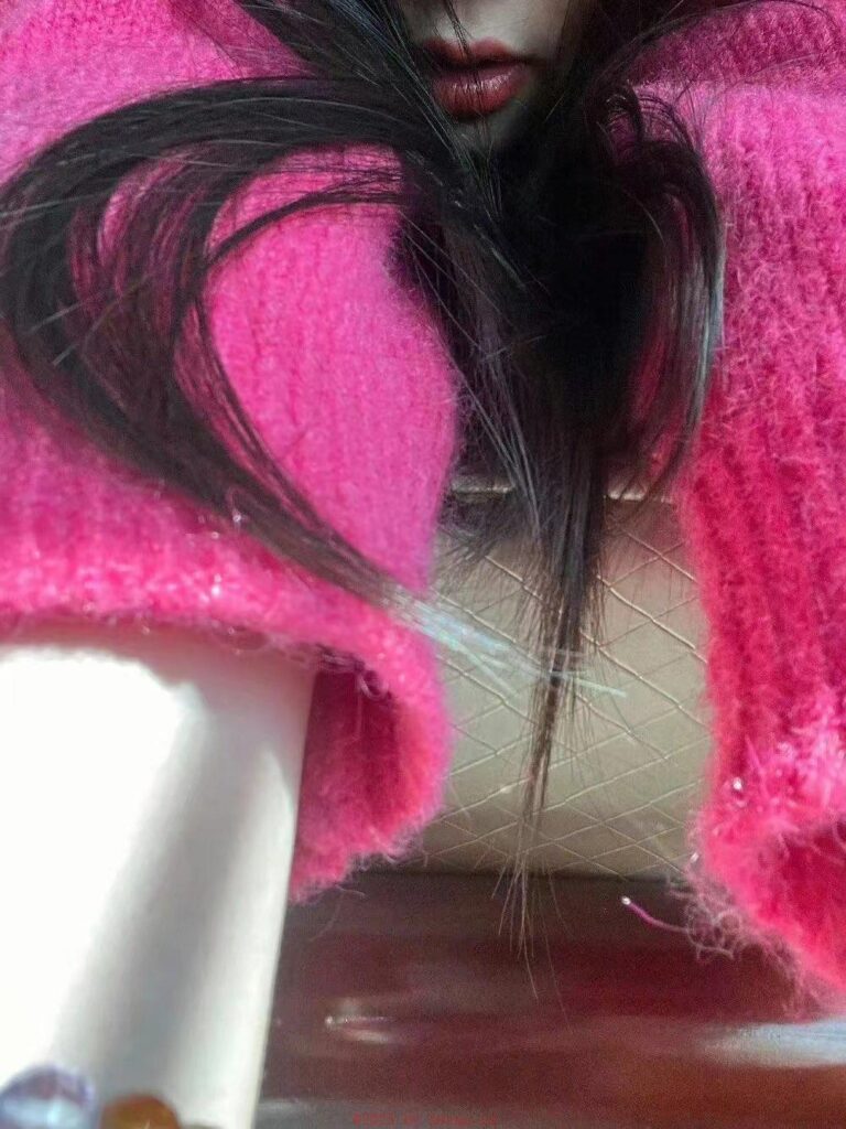 舌尖轻舔指腹触摸激起她疯狂欲望