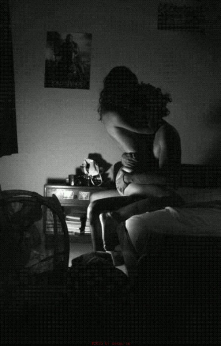 抽打阴蒂股间性交 蜜穴紧缩深入30次