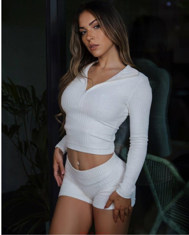 火辣女人夏季做爱上演cosplay助性法