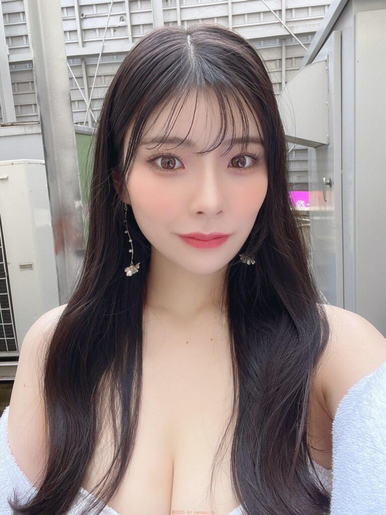 修炼迷人乳沟的四个小动作