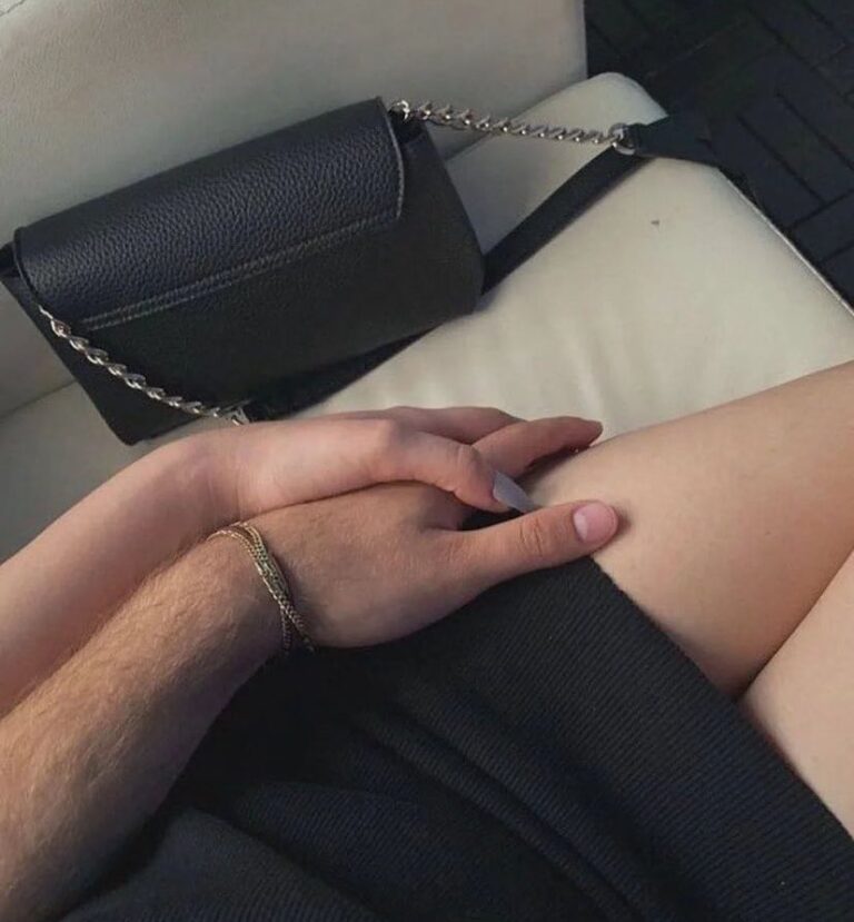 她的愉悦表情八成是装出来的